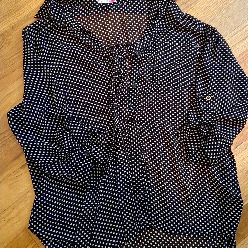 Classy but sexy  black and white top